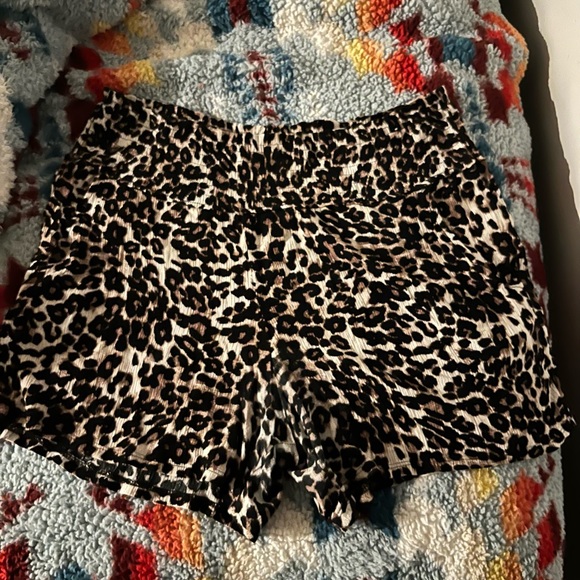 ❌SOLD❌Cheetah Print Shorts - XL - Picture 1 of 3